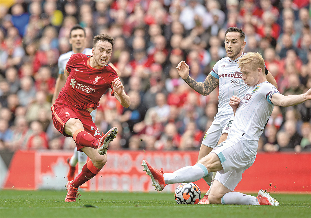 裁判录音显示，桑切特踢倒费尔明后说“这只是普通的铲球”（裁判音频曝光：桑切特踢翻费尔明后辩称“只是一次普通铲球”）