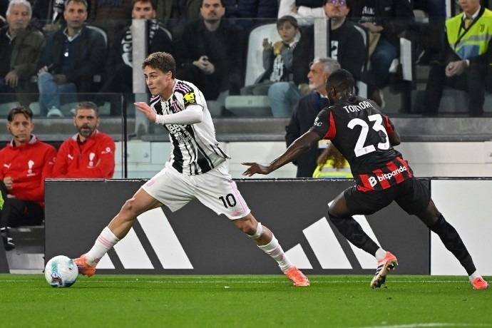 热议！韩国全能国脚遭中超多队哄抢，浙江在列，买断费100万美元（韩国全能国脚成中超香饽饽，浙江参与争夺，买断价100万美元）