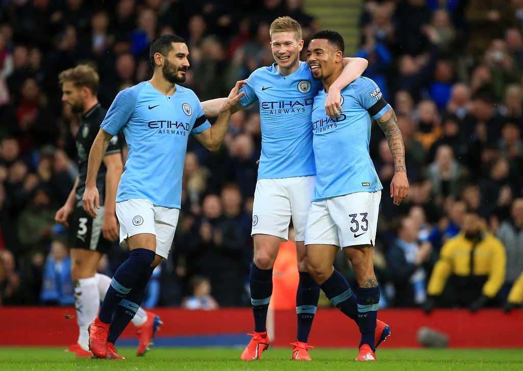 TA：皇马寻求引进后卫和中场；他们愿听取对罗德里戈的报价（TA：皇马计划补强后防与中场，并愿意听取罗德里戈的转会报价）