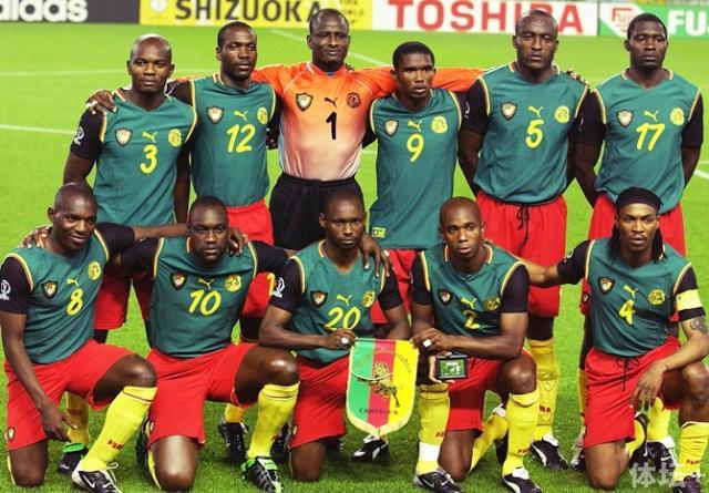 记者：弗拉霍维奇遭佛罗伦萨球迷种族歧视侮辱，导致比赛中断（弗拉霍维奇遭佛罗伦萨球迷种族歧视，比赛一度中断）