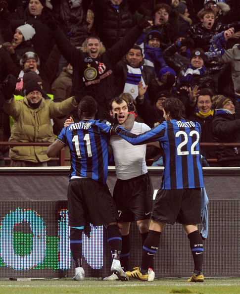 维拉客场4-3逆转布莱顿，终结其英超主场不败纪录，升至第三名。（维拉客场4-3逆转布莱顿，终结其主场不败，排名升至第三）