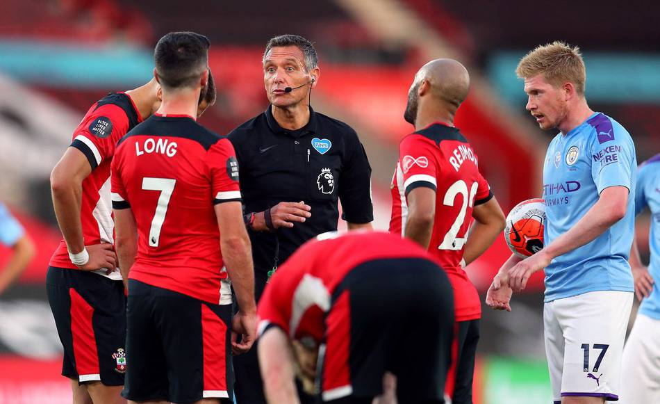 主队惨遭降级，芬兰三名小球迷放火烧了体育场看台（主队降级后，芬兰三名小球迷纵火焚烧体育场看台）