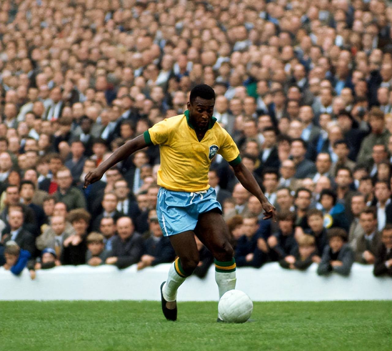 巴黎人报关注蓉城罚单：中国俱乐部因球迷种族歧视对方球员被罚6万欧（巴黎人报聚焦蓉城罚款：球迷种族歧视对手球员致中国俱乐部被罚6万欧元）