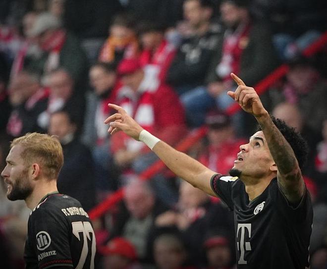 赛季首发阵容曝光 球迷热议（新赛季首发名单出炉 引发球迷热议）