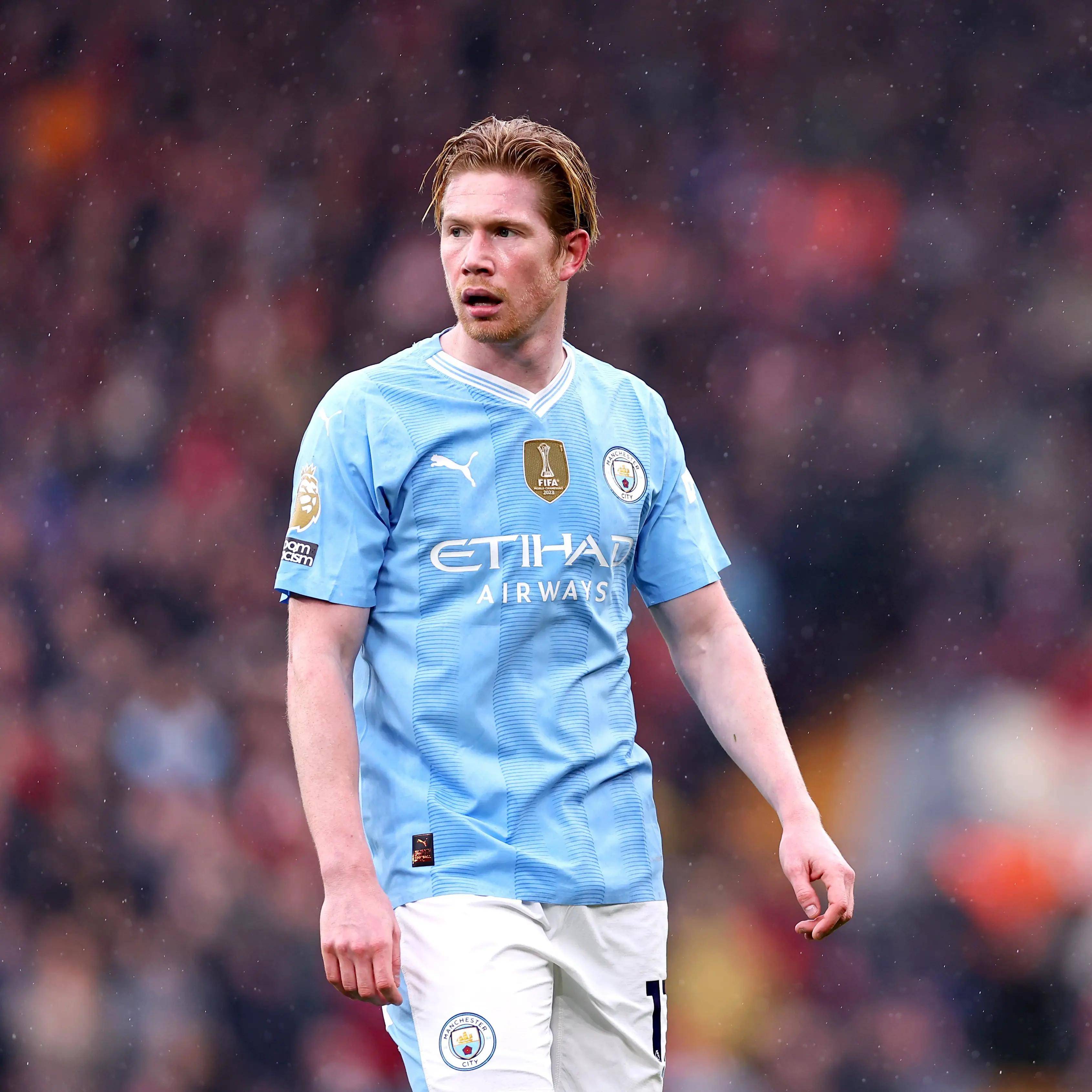 欧冠赛前穆里尼奥与两名昔日弟子重逢，并亲吻了斯内德的光头（欧冠赛前，穆里尼奥与两位旧将相聚，并亲吻斯内德的光头）