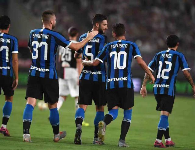 德转列中锋身价榜：哈兰德1.8亿欧居首，姆巴佩第二（德转中锋身价榜：哈兰德1.8亿欧领跑，姆巴佩居次）