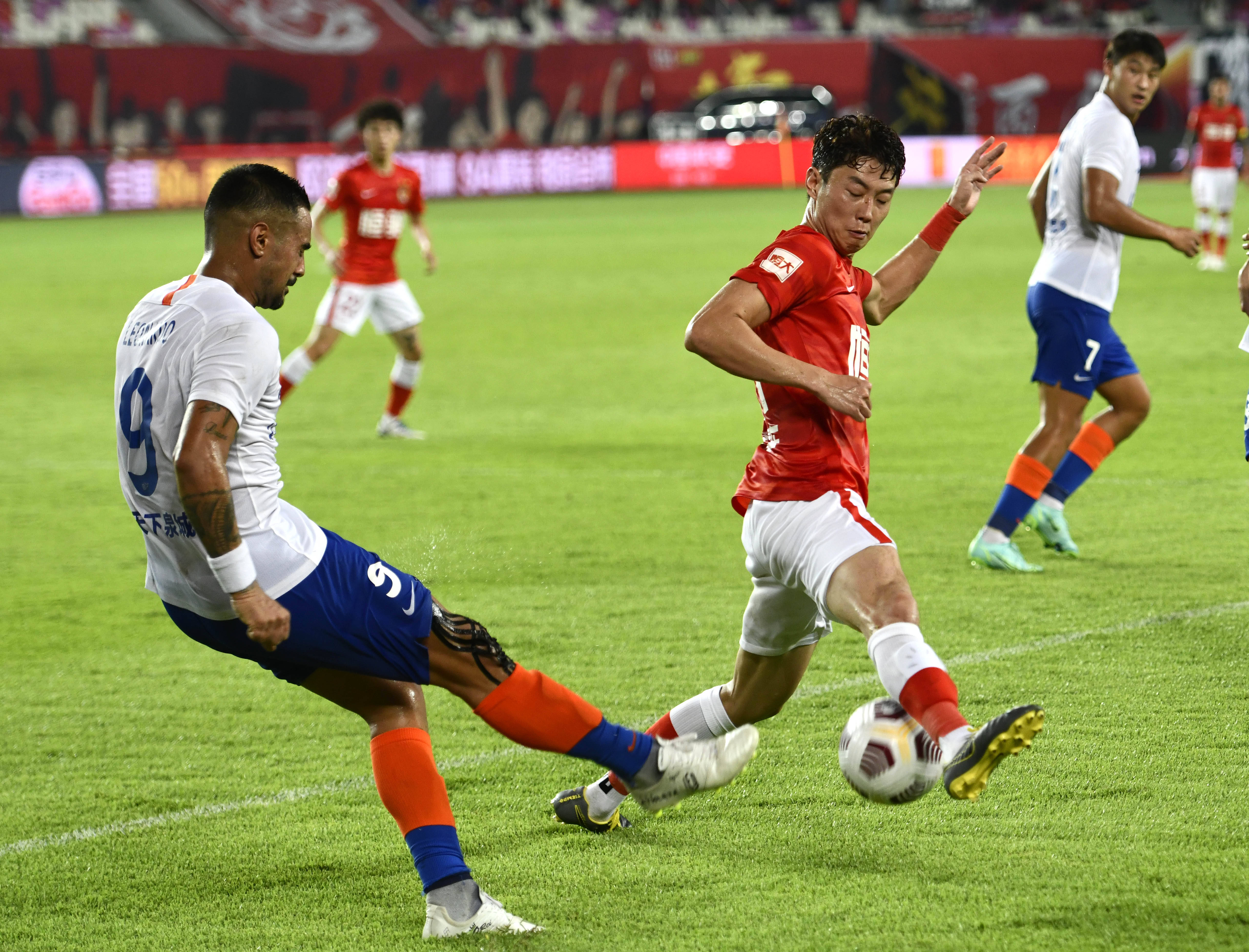 比安奇：难以理解孔蒂如此抱怨，球队的替补席存在问题（比安奇：孔蒂的抱怨令人费解，症结在球队板凳深度）